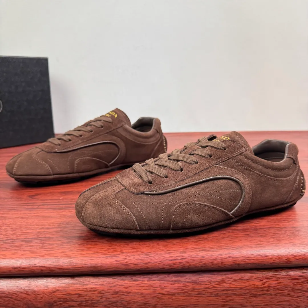 Batch 780 Prada/Prada Montecarlo Re-Edition 2005 Nappa sheepskin/nubuck leather sneakers, men's men's men's shoes for easy shipping! Featuring an antique finish, these sneakers combine style and comfort in a sophisticated and innovative design. The silhouette inspired by driving shoes is soft and flexible, and the deconstructed sole gives it a lightweight look and smooth aesthetic. Prominent top stitching enhances the sporty soul of this hybrid sneaker. It is paired with a lightweight and flexible rubber sole, a visible convex sole pattern embellishment, and a wrapped insole. The whole package! Size: 39-40-41-42-43-44 leather shoe size Item number: 4E1165 frosted brown